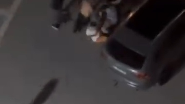 Adana’da Komşu Ailelerin Tekmeli Yumruklu Kavgası Kameraya Yansıdı